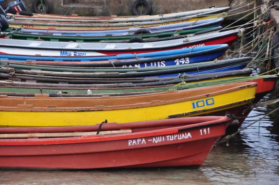 O colorido pier de Hanga Roa, capital e única cidade na Ilha de Páscoa, ilha chilena no meio do Oceano Pacífico